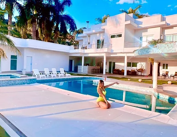 Melody impressiona ao mostrar piscina de sua mansão