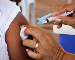 Ministério da Saúde vai autorizar 4ª dose da vacina a partir dos 50 anos