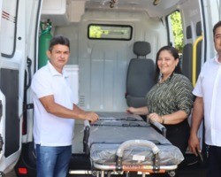 Prefeita de Manoel Emídio recebe nova ambulância.
