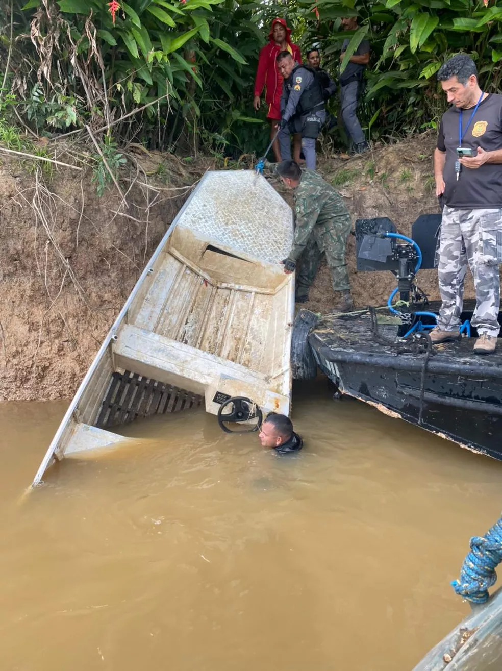 Imagem mostra embarcação sendo retirada de rio no Amazonas - Foto: Divulgação
