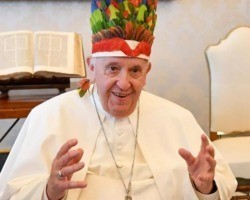 Papa Francisco é presentado com cocar pelos bispos do Amazonas