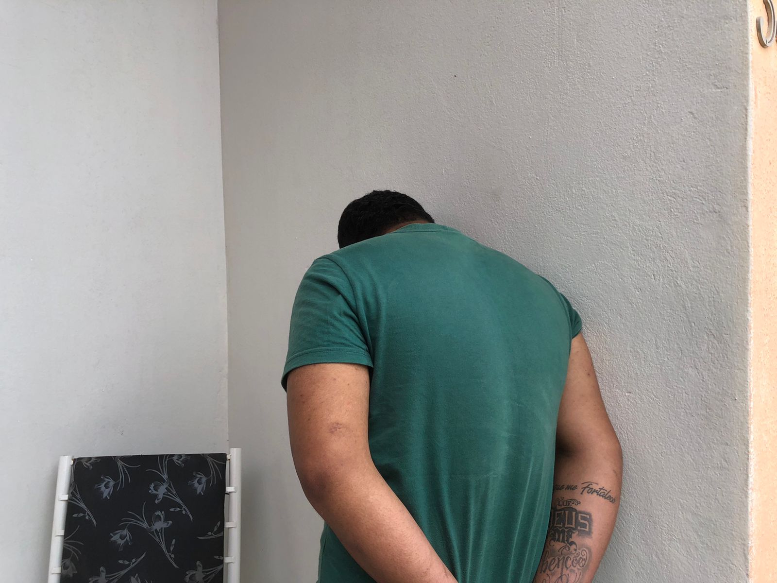 Suspeito de tráfico de drogas foi preso em casa que servia como ponto de distribuição de entorpecentes - Foto: Matheus Oliveira/Meio Norte