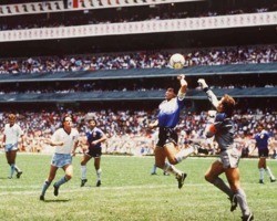 Gol que ficou conhecido como Mão de Deus rendeu a Maradona fama e polêmica