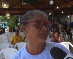 Vídeo: Idosa chora ao relatar que passa fome em entrevista à TV Globo 