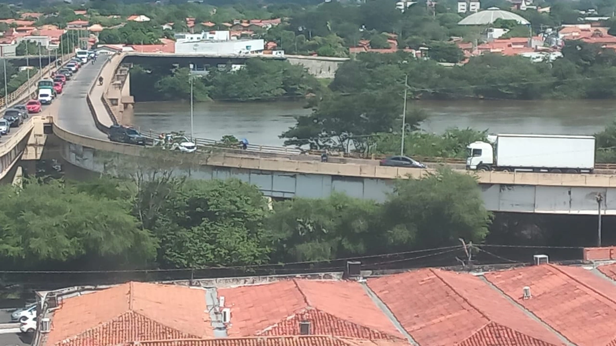 Dupla abandonou veículo em cima da Ponte da Amizade na divisa de Teresina e Timon - Foto: Reprodução/Whatsapp