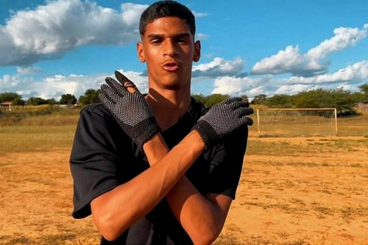 Milionário? Saiba quanto o jovem "Luva de pedreiro" já faturou após fama