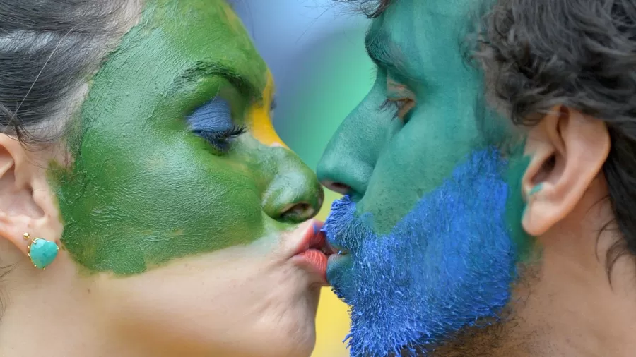 Torcedores se beijam durante jogo de futebol - Foto: Getty Images