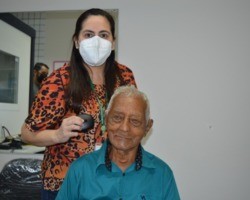 Aos 100 anos, idoso recebe aparelho auditivo e passa a escutar melhor