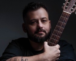 Cantor Yuri Raphael lança álbum com músicas autorais e clássicos do rock