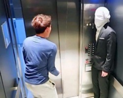 Cenas Bizarras: Imagem de pessoas nas situações mais absurdas no elevador