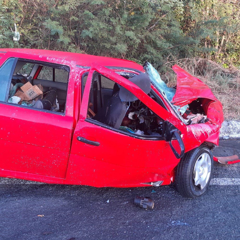 Veículo modelo Gol ficou destruído e casal de idosos morreu no local - Foto: Reprodução