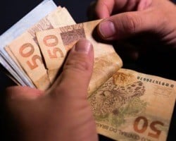  Funcionário recebe depósito errado de R$ 1,6 milhão, pede demissão e some
