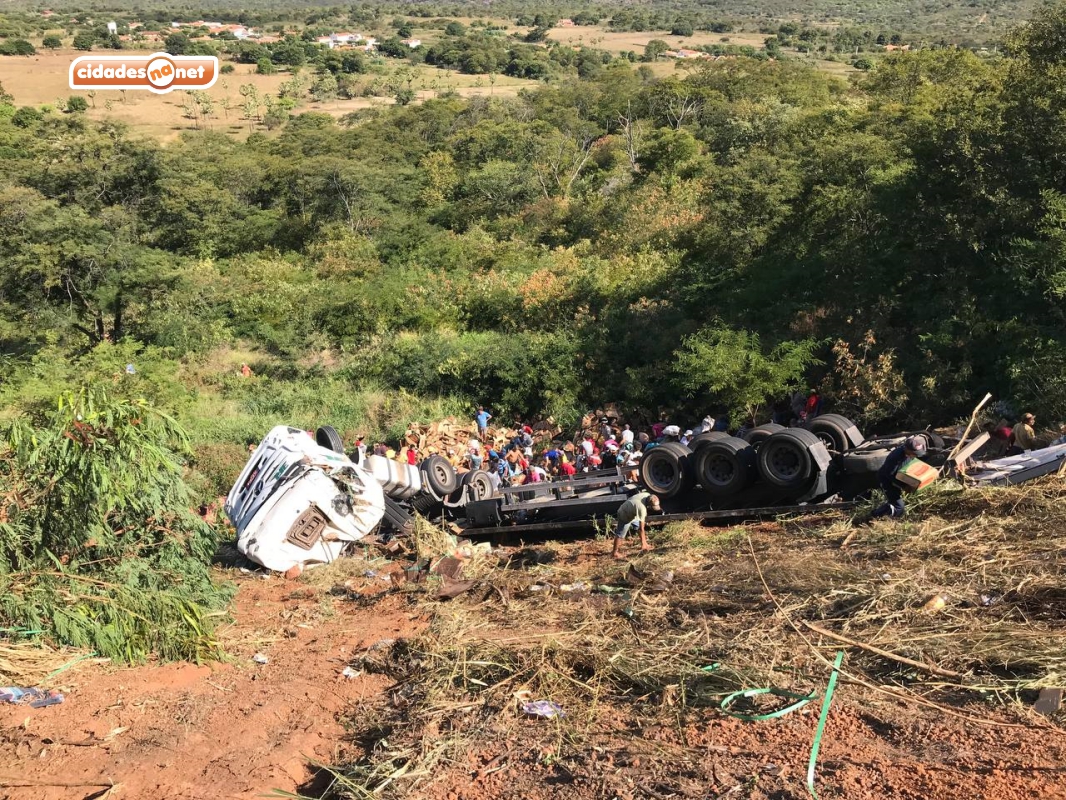 Carreta carregada de óleo de cozinha tomba em ladeira na BR-316 em Picos - Imagem 1