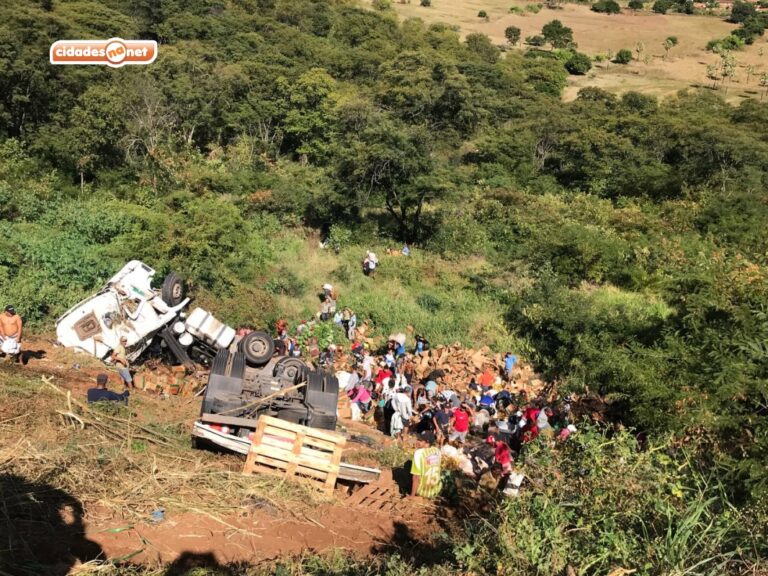 Carreta carregada de óleo de cozinha tomba em ladeira na BR-316 em Picos - Foto: Reprodução/Cidades na NetCarreta carregada de óleo de cozinha tomba em ladeira na BR-316 em Picos - Foto: Reprodução/Cidades na Net