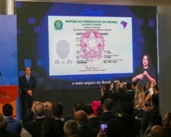 Governo entrega primeira remessa da nova carteira de identidade nacional