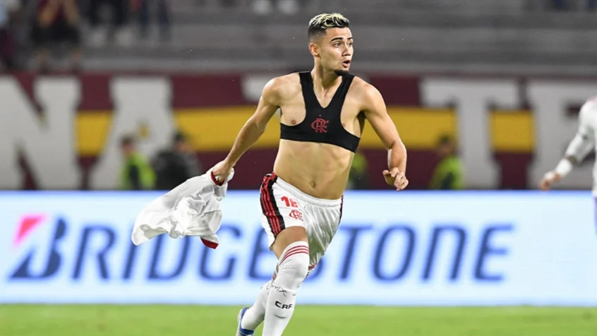 Em sua despedida, Andreas Pereira comemora o gol da vitória do Flamengo  Foto:  Daniel Munoz/AFP