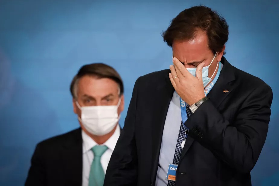 Pedro Guimarães e, ao fundo, o presidente Jair Bolsonaro (Foto: reprodução)