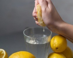 Conheça todos os benefícios de beber água com limão diariamente