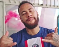 Em meio a rumores de saída, Neymar aparece com mais nova camisa do PSG