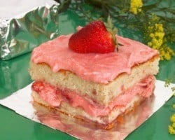 Receita de sobremesa com iogurte de morango: prepare um delicioso bolo rosa