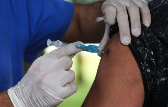 Saúde autoriza 4ª dose da vacina contra Covid para pessoas acima de 50 anos
