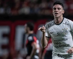 Corinthians bate o Atlético-GO  e reassume a liderança do Brasileirão