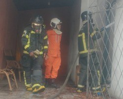 Sede do Sinpetáxi e residência pegam fogo na zona Sul de Teresina; fotos