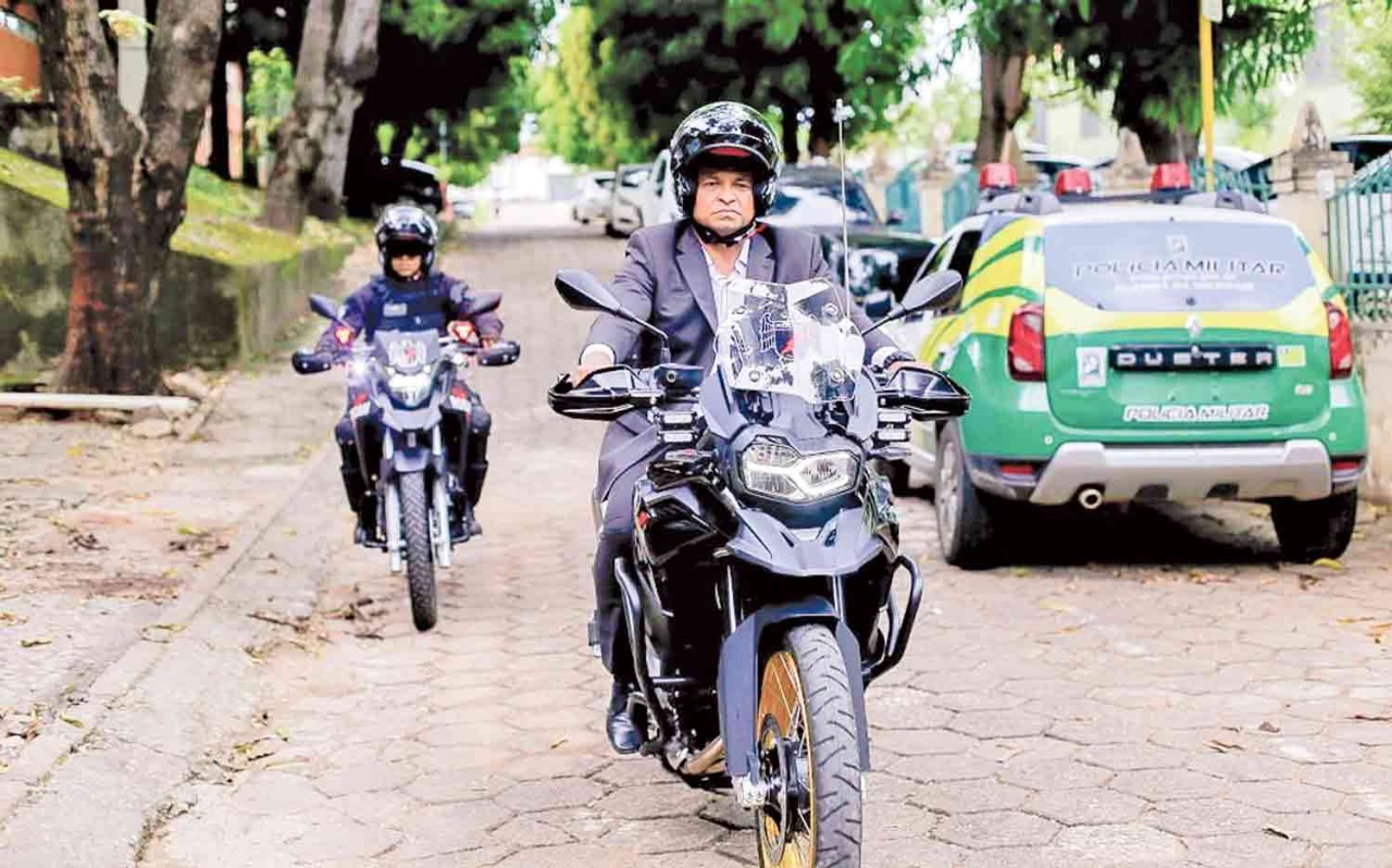 Fábio Abreu testa moto BMW que ultrapassa 200 km por hora