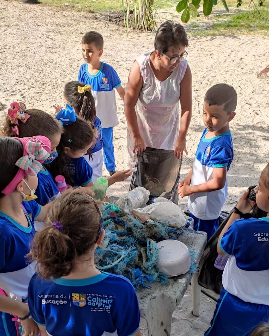 Alunos participaram de ação de recolhimento de material na praia - Divulgação