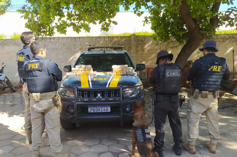 Homem foi preso com mais de 17 kg de droga escondido no carro - Foto: Divulgação