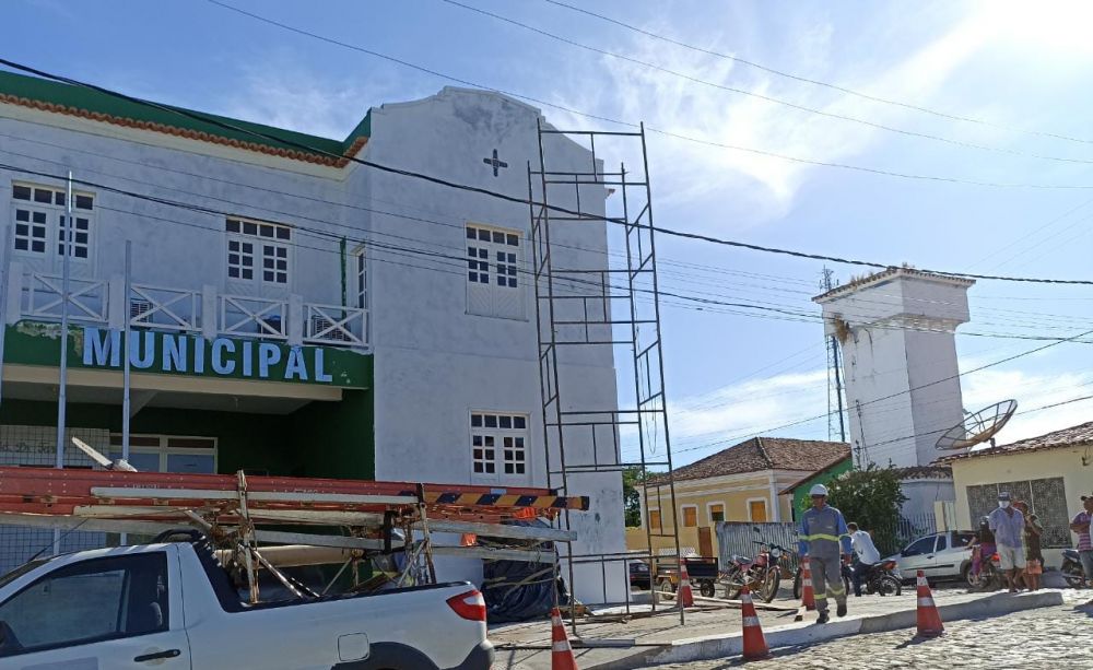 Homem ia começar a trabalhar na pintura externa da Câmara Municipal de Oeiras 