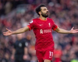 Após especulações de destino, Salah renova contrato com o Liverpool