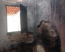 Incêndio atinge casa no interior de Campo Maior e família pede ajuda; fotos