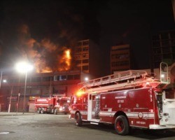 Incêndio atinge prédios na região da 25 de Março; bombeiros ficam feridos