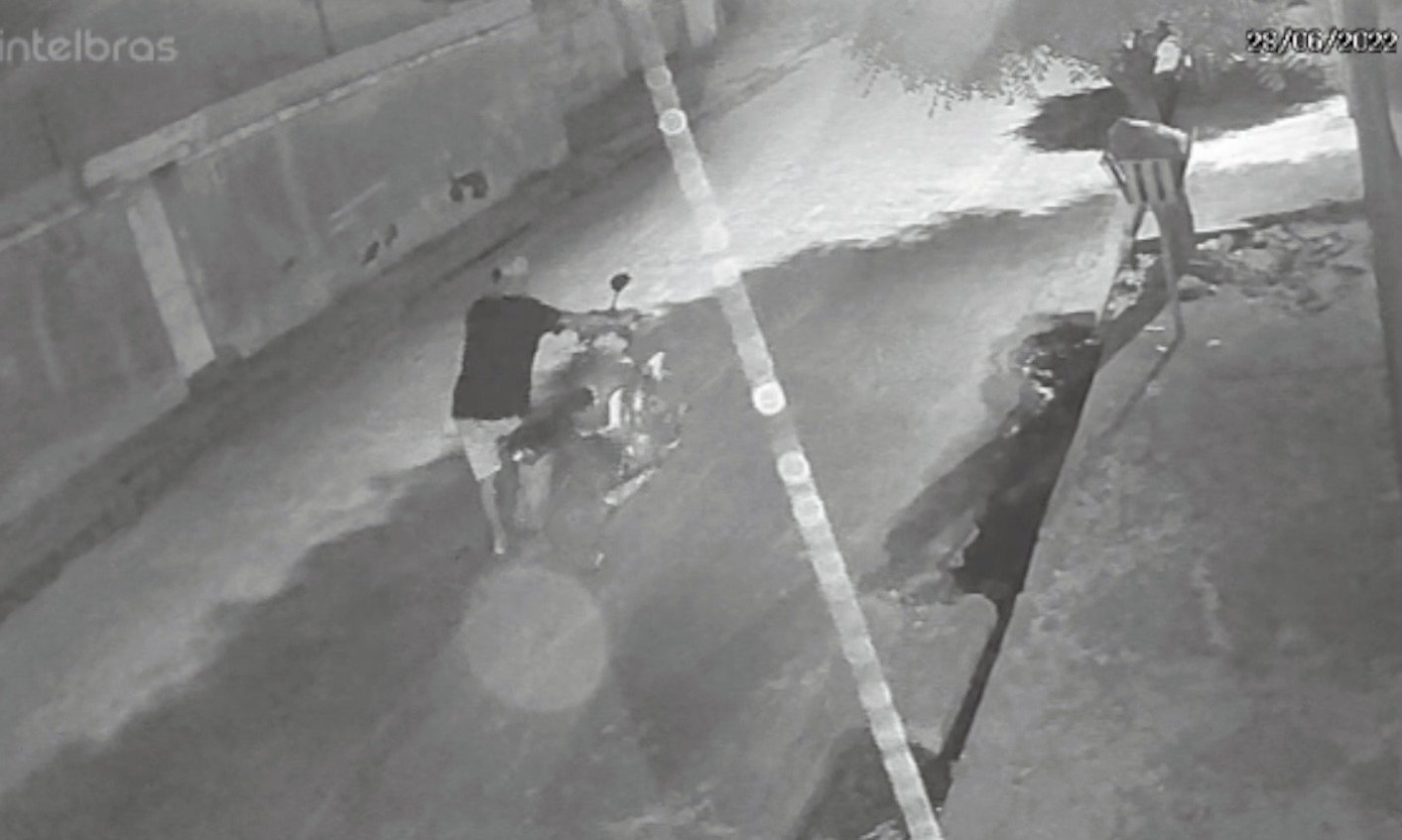 Criminoso furtou motocicleta de dentro de distrito - Foto: Reprodução