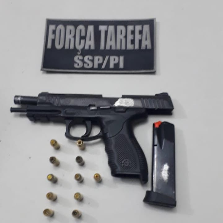 A arma do policial tomada durante o assalto foi recuperada pela Força Tarefa (Foto: Divulgação)