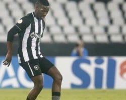 Jogador será reavaliado pelo Botafogo após desconforto muscular
