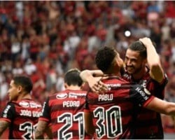 Time do Flamengo vence o Coritiba e se aproxima do G-6