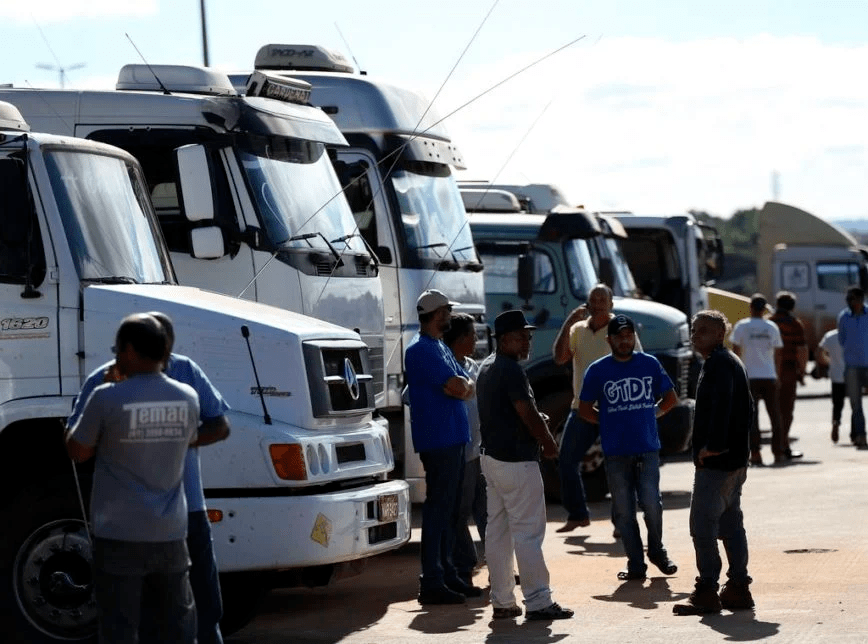 Caminhoneiros do Piauí pensam em paralisar após mudança no óleo diesel (Foto: Poder 360)