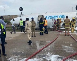 Avião aterrissa de “ponta-cabeça” durante pouso na Somália; 30 sobrevivem