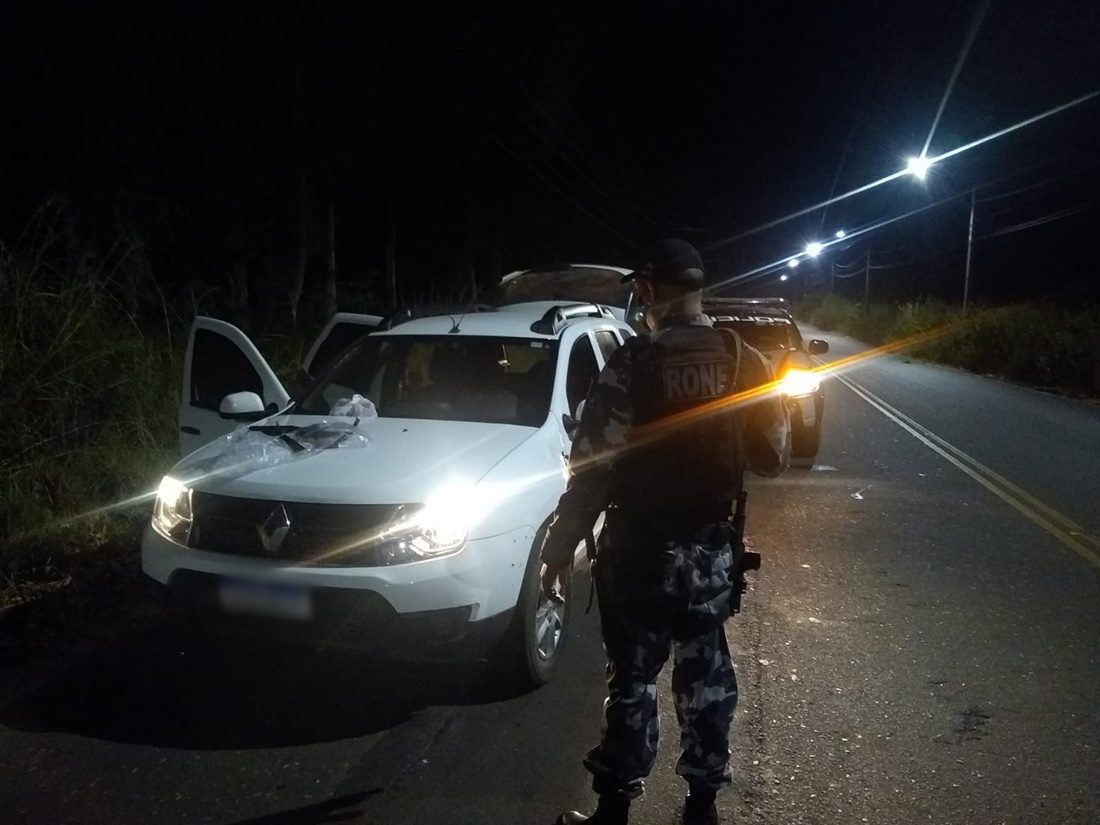 Suspeitos de roubos são presos com submetralhadora, munições e carro em Teresina - Foto: Divulgação/Polícia Militar
