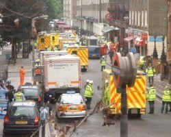 Explosões em série em 3 estações do metrô de Londres matam 56 pessoas