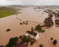 Rio Mundaú deixa cidades debaixo d“água em em Maceió (AL)