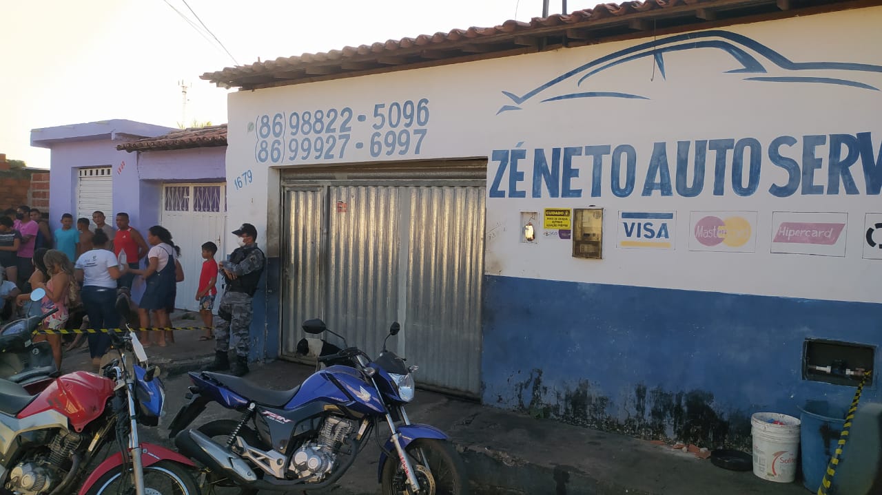 Jovem é assassinado a tiros dentro de oficina na zona Norte de Teresina (Foto: Ivan Lima/ Rede Meio Norte)