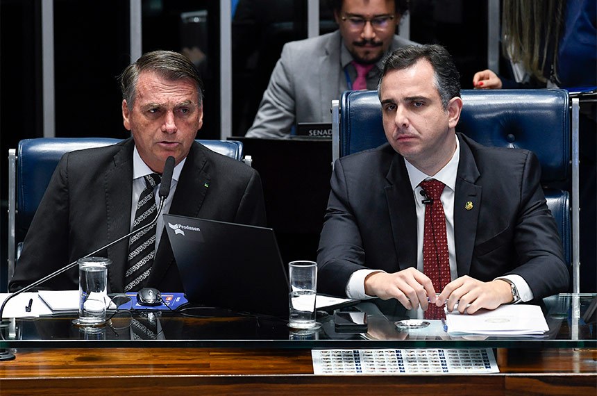 Presidente Bolsonaro e senador Rodrigo Pacheco durante sessão de promulgação de emendas (Jefferson Rudy/ Agência Senado)