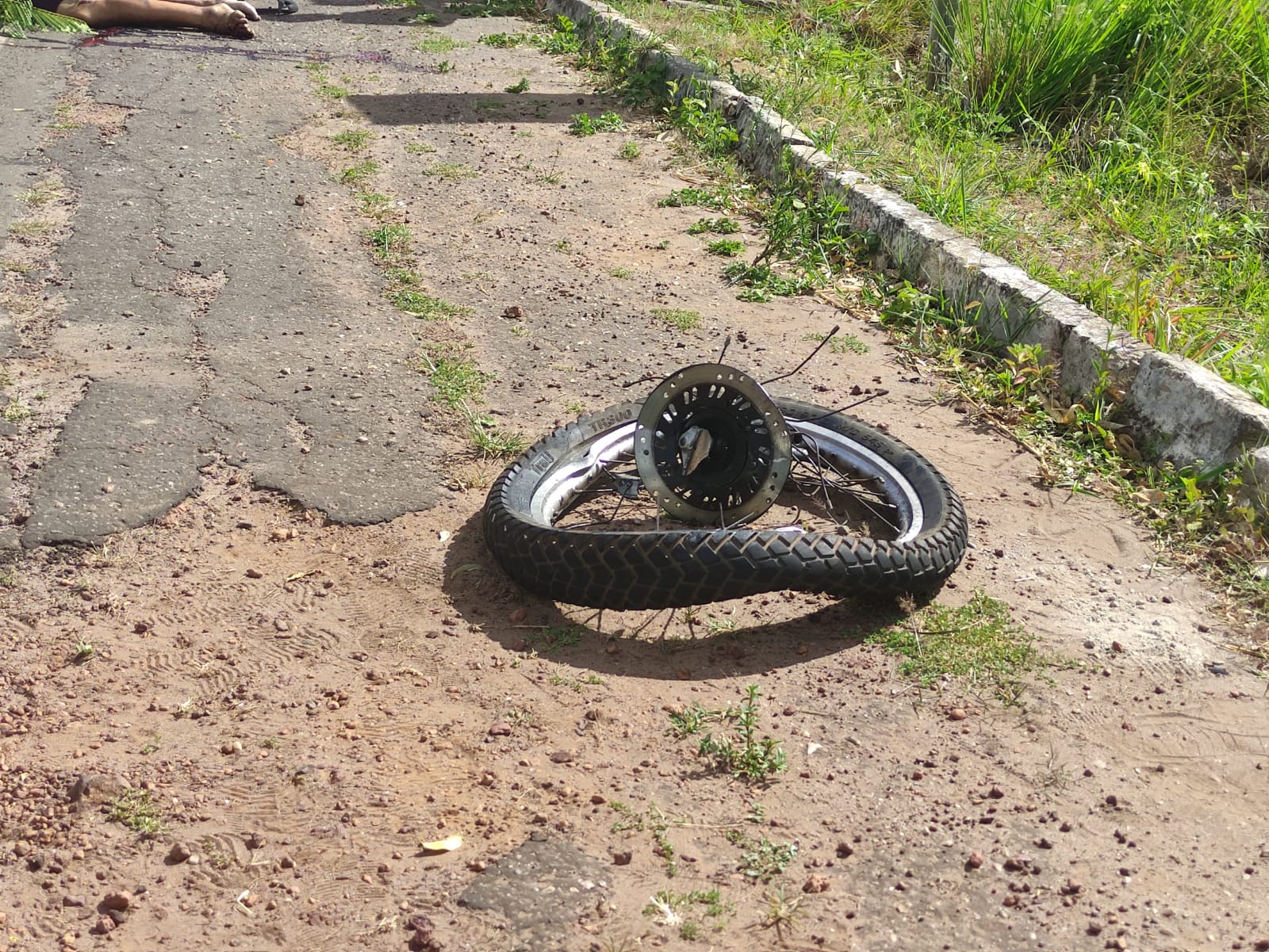 Motociclista morre após colidir na lateral de caminhão baú em Pedro II (Foto: Ronaldo Mota/ Rede MN)