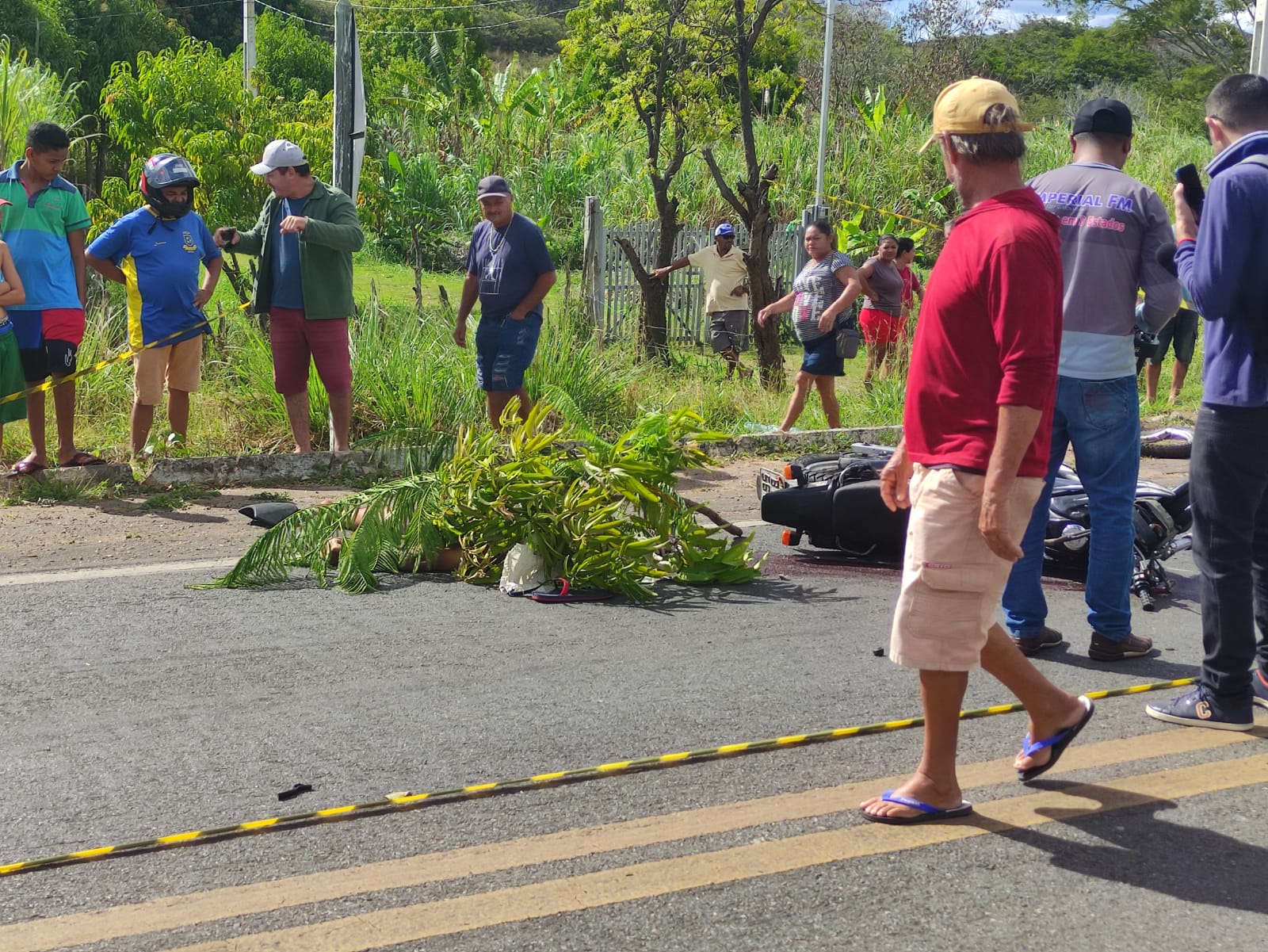 Motociclista morre após colidir na lateral de caminhão baú em Pedro II (Foto: Ronaldo Mota/ Rede MN)