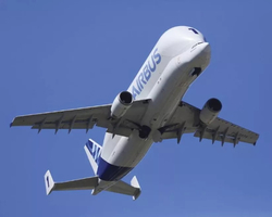 “Avião baleia” chega a Fortaleza em 1º pouso da aeronave na América Latina