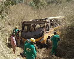 Ônibus com time amador cai em ribanceira, deixa 3 mortos e 10 feridos no CE