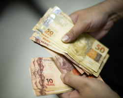 Promessa de Auxílio Brasil de R$ 2.500 é golpe; saiba como evitar
